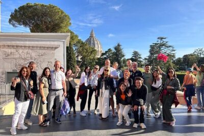 Exclusive Sunday Tour of the Vatican Museums & Sistine Chapel - Vatican Museums with headsets: how the guide makes the rooms usable