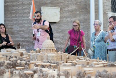 Guided tour of the Vatican Museums and Sistine Chapel in Spanish - Spanish guide + headphones: why this combo actually works