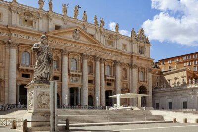 Private Tour Vatican Museums & Sistine Chapel Skip the line - The Vatican Museums route: Raphael Rooms, Gallery of Maps, and the ceiling lead-in