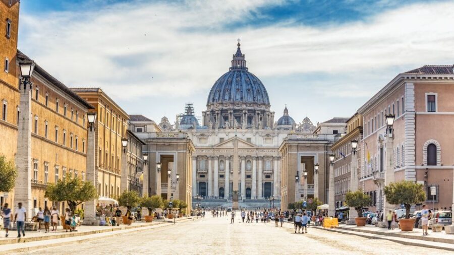 Rome: Hop-on-Hop-off Bus with Vatican and Sistine Chapel - Chandelier Gallery, Tapestries, Maps, and San Pio V