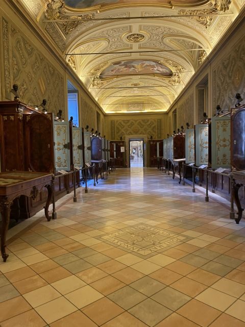Rome: Sistine Chapel & Vatican Tour with Pre-Opening Access - Sistine Chapel with a map—and the story behind the ceiling