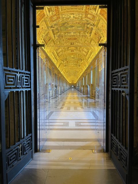 Rome: Sistine Chapel & Vatican Tour with Pre-Opening Access - Group size and your guide’s impact (including the Paola factor)