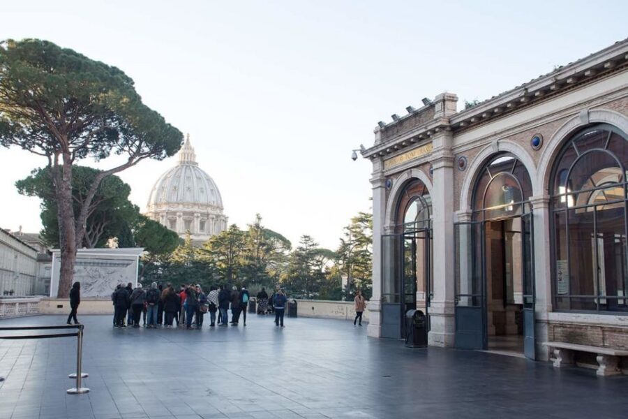 Rome: Skip the line Vatican Museums & Sistine Chapel Tour - Getting in: meeting points, security, and how to avoid last-minute stress