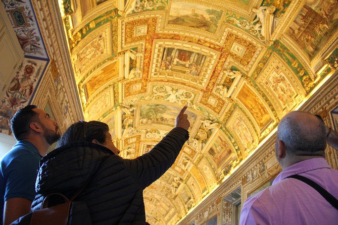 Spanish Small Group Tour of the Vatican Museums, Sistine Chapel & St. Peter's - St. Peter’s Square: a short window to breathe and reset