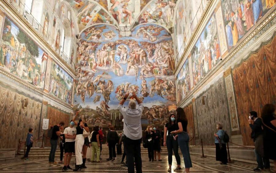 Vatican : Guided Tour Vatican Museums and Sistine Chapel - Vatican Museums Stop: A Fast Route Through an Endless Place