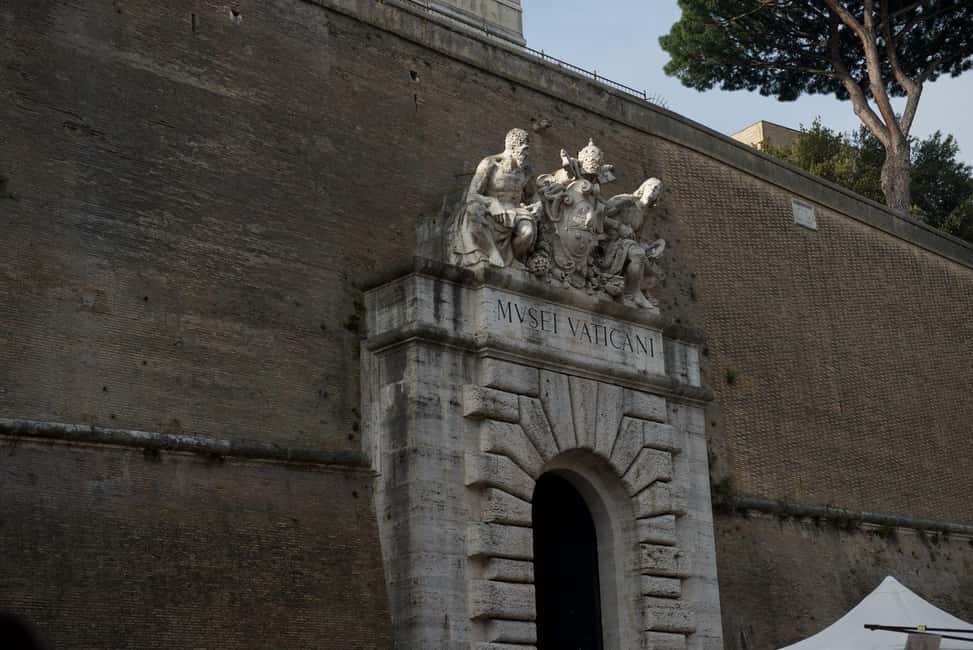 Vatican Museums and Sistine Chapel Tour with Basilica Access - Meeting up and getting through security without losing your morning